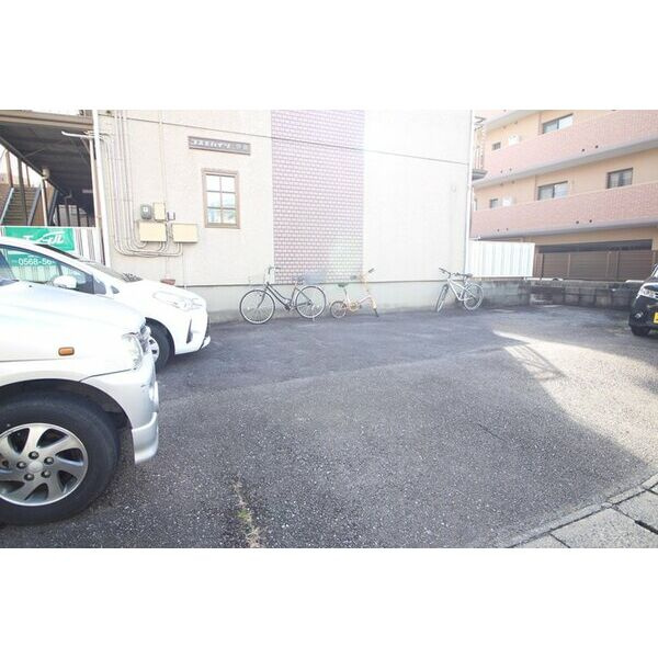 コスモハイツ伊藤の駐車場