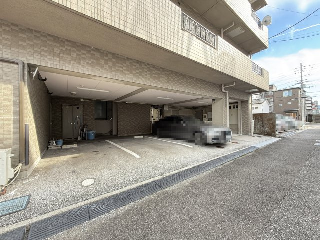 メゾンドレーヴナガオの駐車場