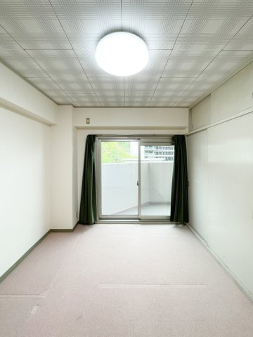 サニーハウス六甲台の洋室|使い勝手のいい洋室です