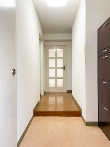 サニーハウス六甲台の玄関|明るい玄関です