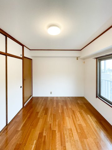 サニーハウス六甲台の居間・リビング|こちらの居間で趣味の時間をお楽しみください