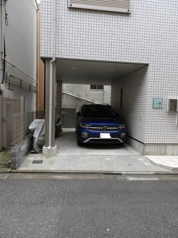 フェーヴ西片の駐車場