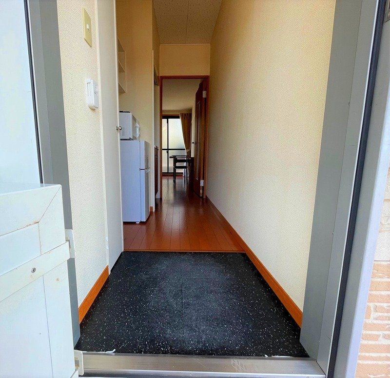 レオパレスメゾンTHKの玄関