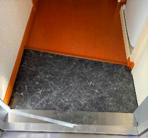 レオパレスシャルムの玄関