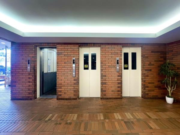 横浜市栄区小菅ケ谷１丁目の中古マンションのエントランス|エレベーターは3期！
管理体制がよく清掃が行き届いています。
綺麗なエントランス！