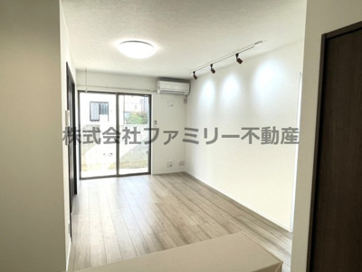 【居間・リビング】 | トラビス水戸新原 | こちらのリビングで趣味の時間をお楽しみください