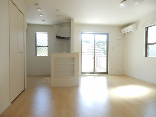 メゾン・ド・カルムⅥの居間・リビング