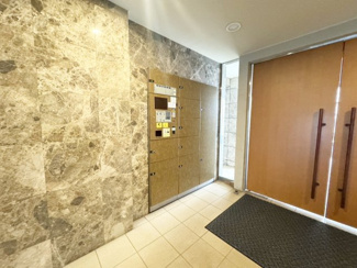 【エントランス】 | 宅配ボックス付きで不在時のお荷物も受け取れます。