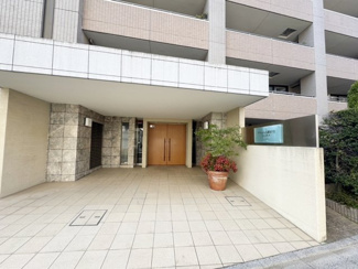 【エントランス】 | オートロック付きのマンションは外部の方の侵入を防ぎお子様のお留守番時も心配が減りますね。