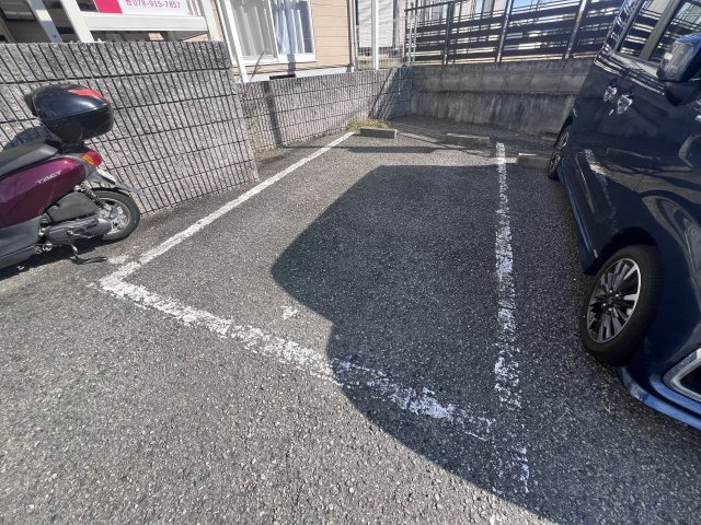 ル・シェール竜が岡の駐車場