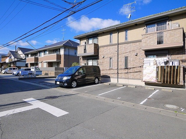 ルーナ西大寺の駐車場|車をお持ちの方に嬉しい駐車場付きの物件です