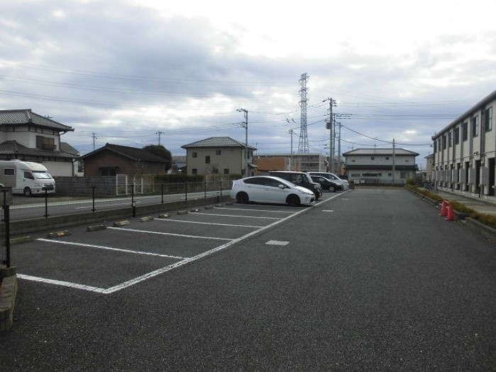 レオネクスト下久保の駐車場