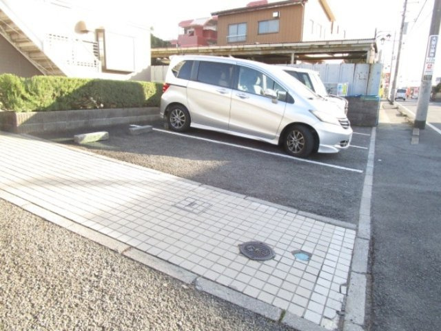 ドミール金子の駐車場