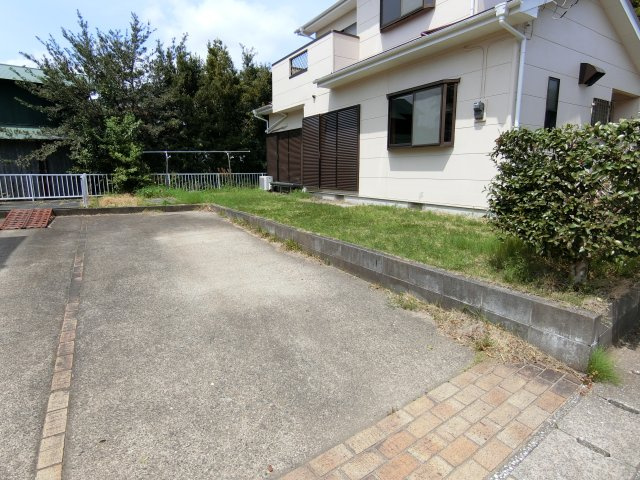 信友貸家の駐車場