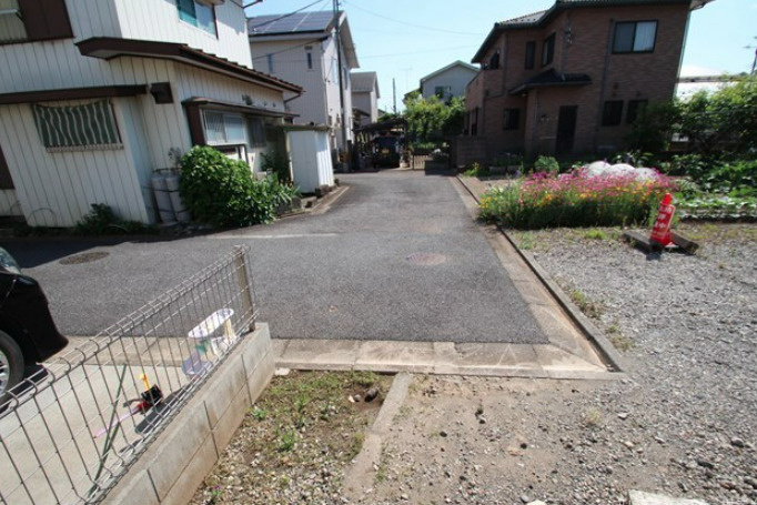 新座市大和田４丁目の売地の前面道路含む現地写真|広々とした周辺環境