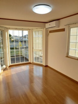 ゆったり過ごせる居間です