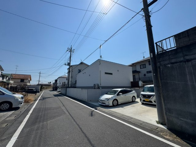 　熊谷市船木台1丁目　令和4年築　中庭平屋の前面道路含む現地写真