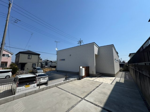 　熊谷市船木台1丁目　令和4年築　中庭平屋の外観