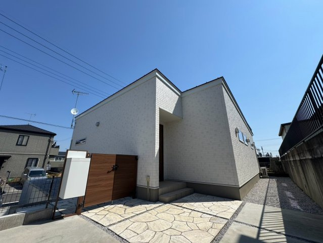 　熊谷市船木台1丁目　令和4年築　中庭平屋の外観