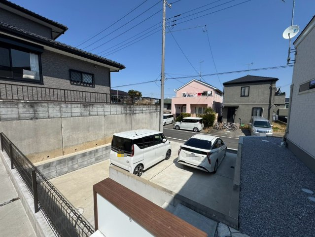 　熊谷市船木台1丁目　令和4年築　中庭平屋の駐車場