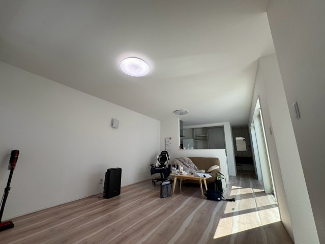 　熊谷市船木台1丁目　令和4年築　中庭平屋の居間・リビング