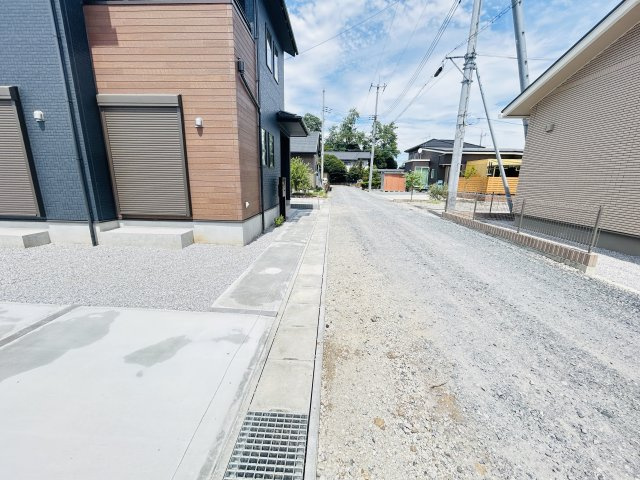 新築　高崎市下佐野町　Blooming　Garden　3号棟の前面道路含む現地写真|現地写真　東側接道幅員約4.8ｍ
