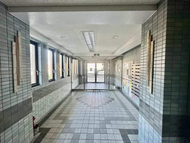 ネオハイツ蒲町公園のエントランス