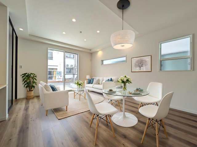 【居間・リビング】 | ☆CGでバーチャルホームステージングしています。
ご家族みんながゆったりくつろげる広々リビングです。