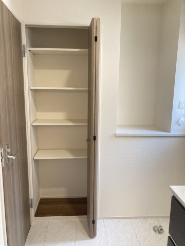 ブルーミングガーデン前橋市上新田町　５号棟　の収納|洗面脱衣室にも可動棚付きの収納をご用意しています。着替えや洗剤のストック等様々な物が収納可能です。