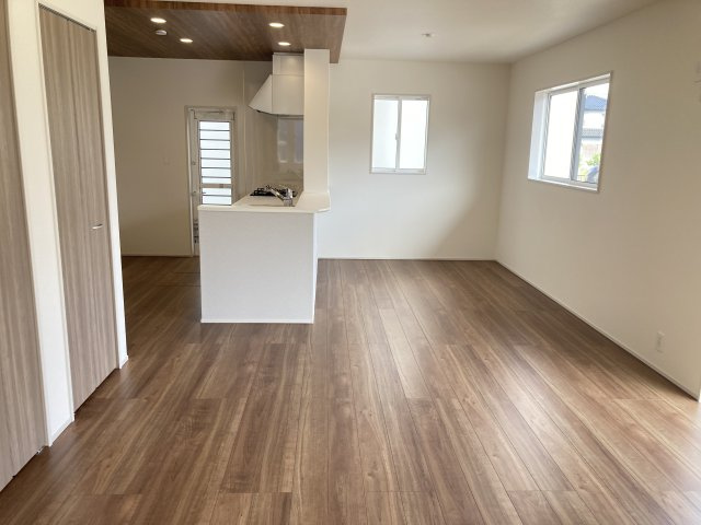 ブルーミングガーデン前橋市上新田町　５号棟　の居間・リビング|18帖リビング♪カウンターキッチンなのでお料理をしながら会話もできます。
夕食の支度をしながら、お子様の様子も見られて自然と会話も増えますよ♪