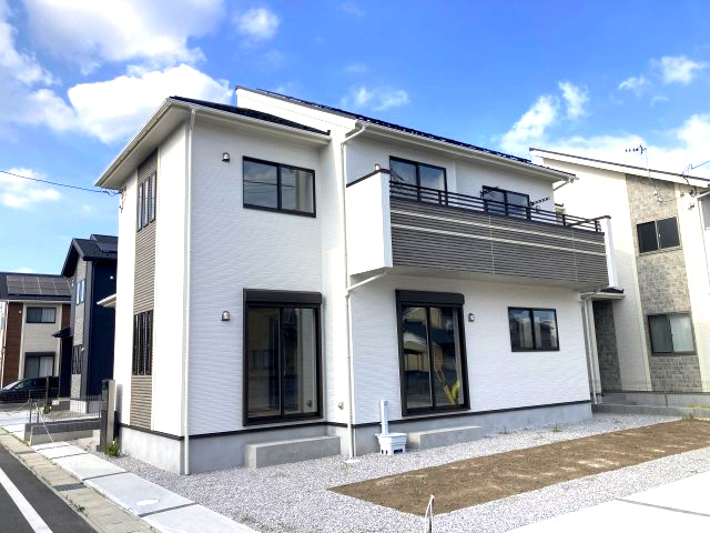 ブルーミングガーデン前橋市上新田町　５号棟　の外観|上新田町に全５棟の住宅が完成しました！
白を基調とした落ち着いた雰囲気の外観です♪
ご都合に合わせていつでもご見学頂けます♪