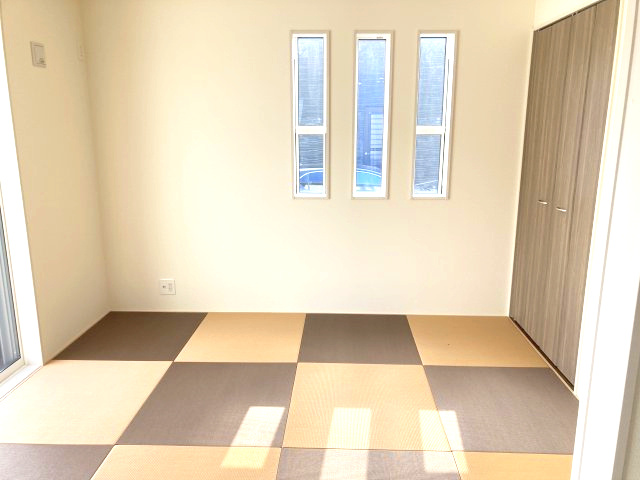 ブルーミングガーデン前橋市上新田町　５号棟　の和室|落ち着いた雰囲気の1階和室5.25帖です。い草香る和室はくつろぎスペースに最適ですよ♪