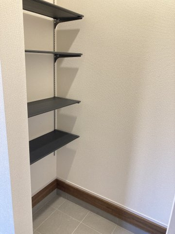 ブルーミングガーデン前橋市上新田町　５号棟　の玄関|玄関にはシューズインクロークが標準装備。
可動棚付きで使い勝手が良いです。ベビーカー等も収納可能です。
