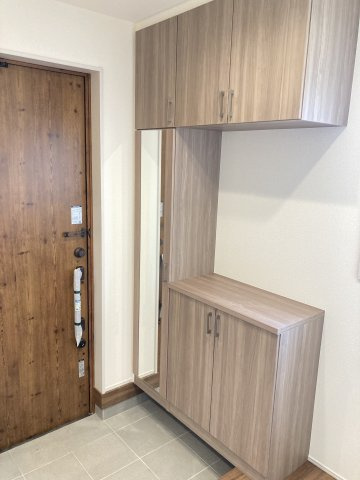 ブルーミングガーデン前橋市上新田町　５号棟　の玄関|収納もある玄関です。鏡付きなので身支度チェックもできますよ！