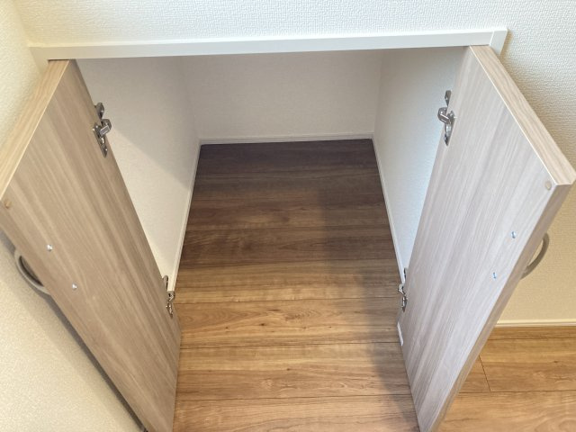 ブルーミングガーデン前橋市上新田町　５号棟　の収納|１階廊下収納付きです。