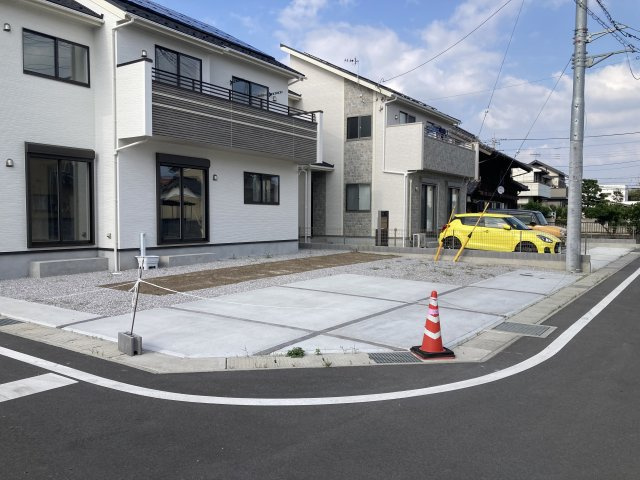 ブルーミングガーデン前橋市上新田町　５号棟　の前面道路含む現地写真|角地で陽当たり良好！