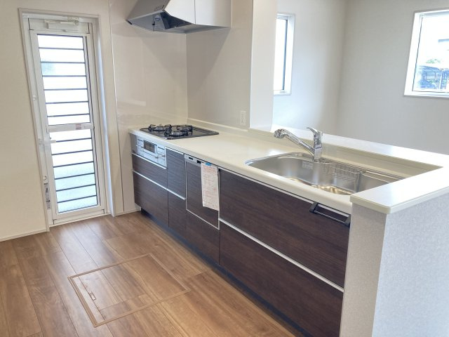 ブルーミングガーデン前橋市上新田町　５号棟　のキッチン|人気のカウンターキッチン採用です☆ゴミ出しに便利な勝手口付き
コンロも３口ご用意しています！調理スペースも広くストレスなくお料理できます。
浄水器つきなので美味しいお水も飲めますよ♪