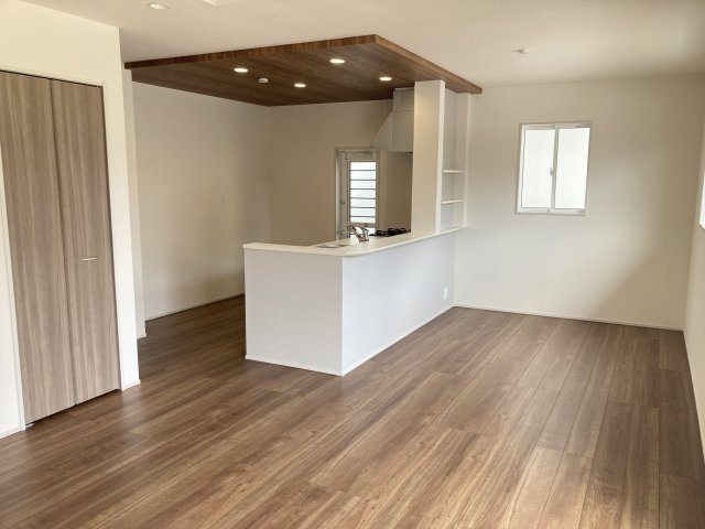 ブルーミングガーデン前橋市上新田町　５号棟　の居間・リビング|人気の対面式キッチンを配した空間はお好みの家具も合わせやすく、家族がくつろぐ快適な空間造りをサポート。窓からは明るい陽光が差し込みます。折り上げ天井のおしゃれなリビングです♪