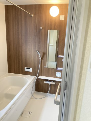 ブルーミングガーデン前橋市上新田町　５号棟　の浴室|１坪タイプのフルオートバスです！
足を延ばして入れる広さなので一日の疲れも癒されますよ♪
室内物干しや浴室乾燥機もあるのでお天気の悪い日にはランドリースペースとしてもご利用できます！