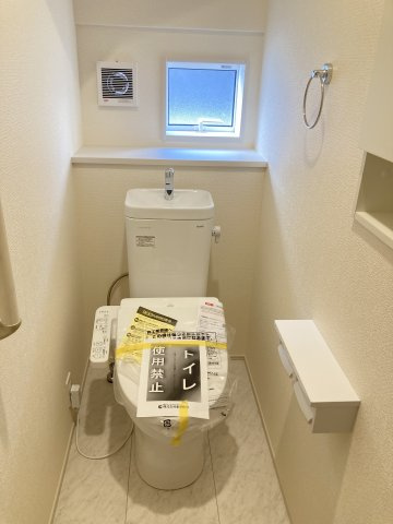 ブルーミングガーデン前橋市上新田町　５号棟　のトイレ|1階トイレです。清潔感のある白を基調としています。
温水洗浄・便座暖房機能の付いた快適なトイレです☆