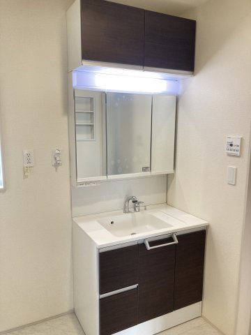 ブルーミングガーデン前橋市上新田町　５号棟　の独立洗面台|シャワー水栓付き洗面台で朝の身支度もバッチリです！
洗面台には収納スペースもあり洗面室もすっきり片付きますよ！