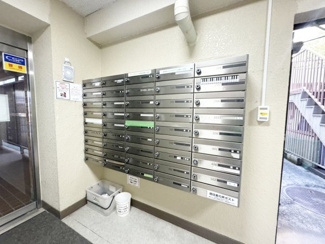 【その他共用部分】 | メールボックスもスタイリッシュです。どんな表札をつけようか楽しみが広がります。