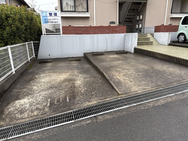 アーバンライフ御立の駐車場
