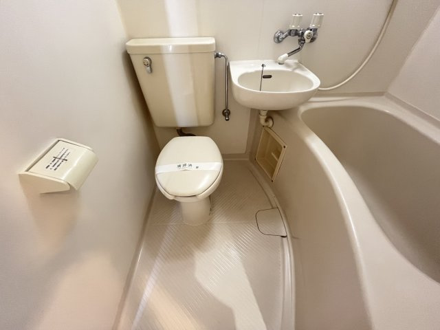 ピソ・デ・ホベンのトイレ|同物件別部屋イメージ写真