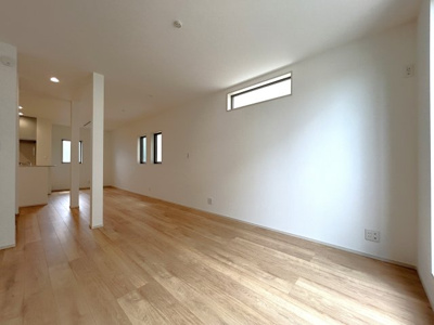 【居間・リビング】 | 3面採光なので陽当たり良好です♪床暖房もついています♪