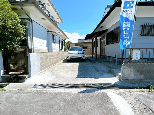 えびの市大字小田の中古一戸建の駐車場