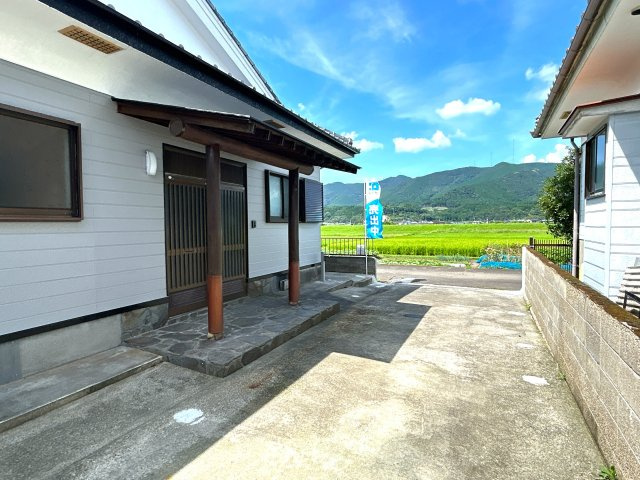 えびの市大字小田の中古一戸建の駐車場