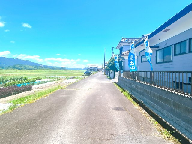 えびの市大字小田の中古一戸建の前面道路含む現地写真