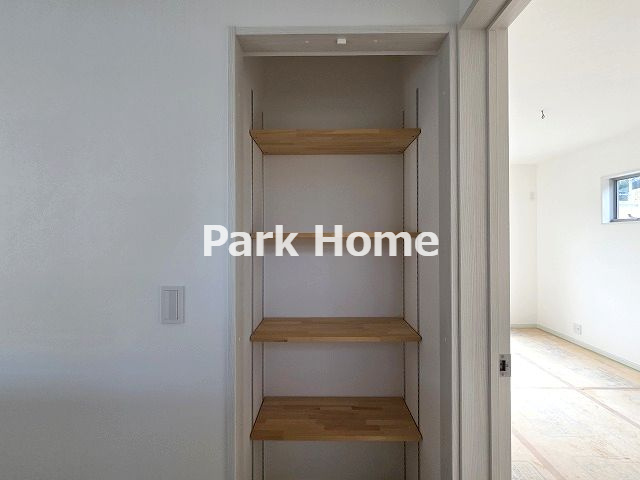 高知市朝倉丙 F号地 新築戸建ての収納|２F：ホール内収納棚