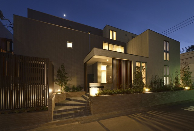 NewSafole代々木上原の外観|夜間でも明るく迎えてくれます